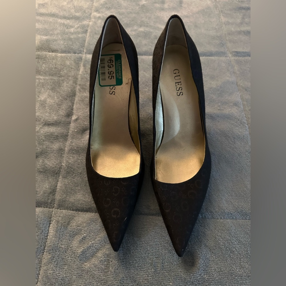 NWOB - Guess logo pointy toe 3 inch black pumps / heels size 8